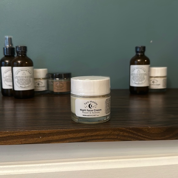 NuReveal Two moons night face cream - Picture 1 of 3